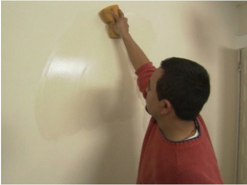 Làm sạch giấy dán tường đúng cách