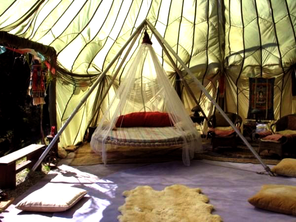 Mùa hè trang trí với một chiếc lều tán, một treo giường và sàn thảm, ý tưởng sân sau sang trọng