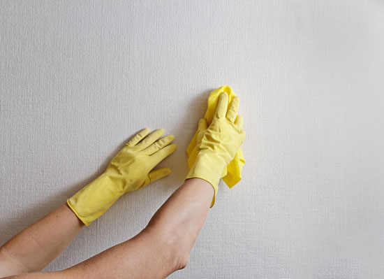 Làm sạch bề mặt giấy dán tường