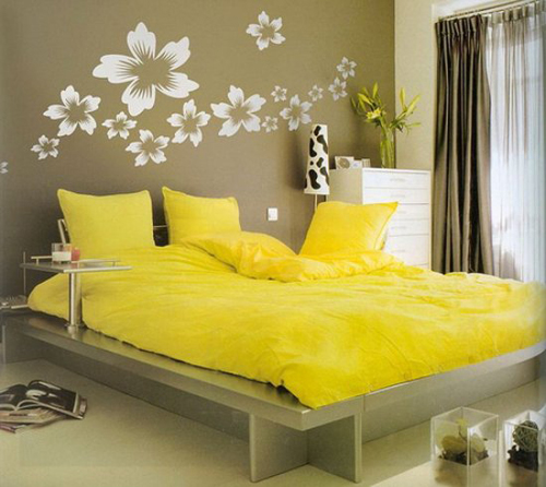 Giấy dán tường phòng ngủ với màu vàng 